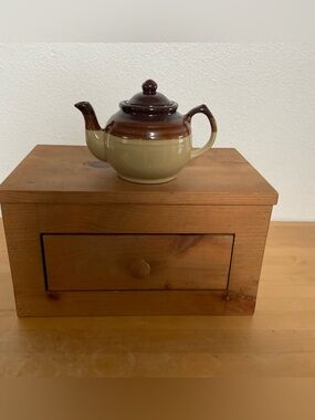 Brown and Cream Glazed Ceramic Teapot – Classic Two-Tone Design